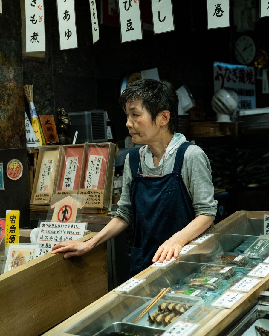 窓辺の自然光を受ける落ち着いた店内